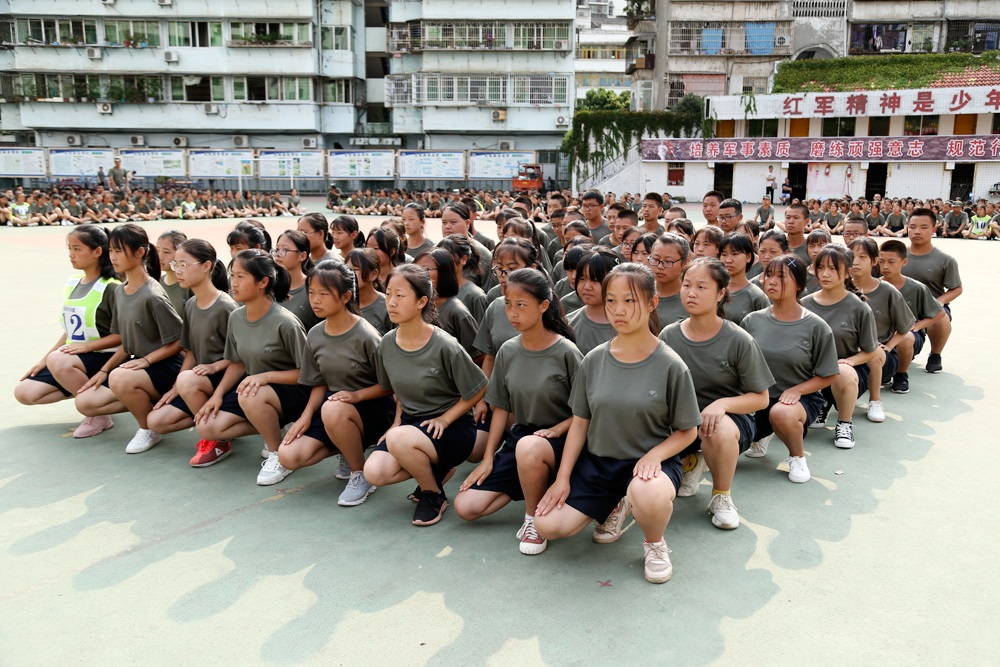城郊中学举行2019级新生军训内务和会操比赛