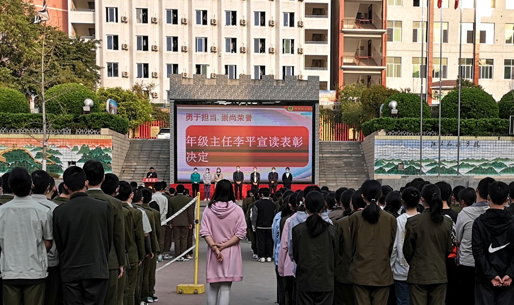 未来可期——我校初中部举行升旗仪式 - 四川省苍溪县城郊中学校