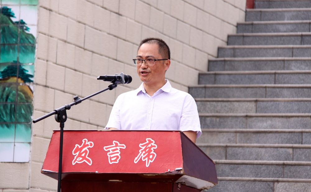 学校党委书记,校长殷邦文带领我们一起回顾了红军长征那段艰辛岁月和