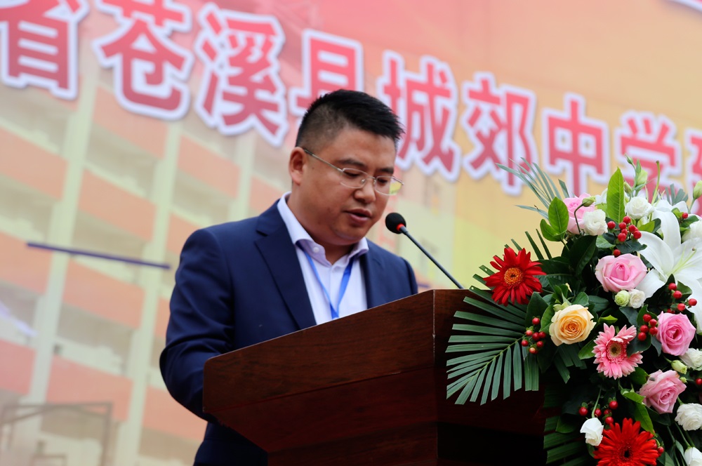 作为郊中的一员,大家要学习校友罗先刚院士勤于钻研,攻坚克难的执着