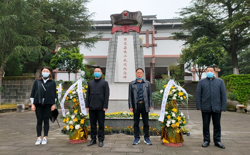 缅怀革命先烈 传承红色基因 迎接二十大 城郊中学开展清明祭扫活动 四川省苍溪县城郊中学校