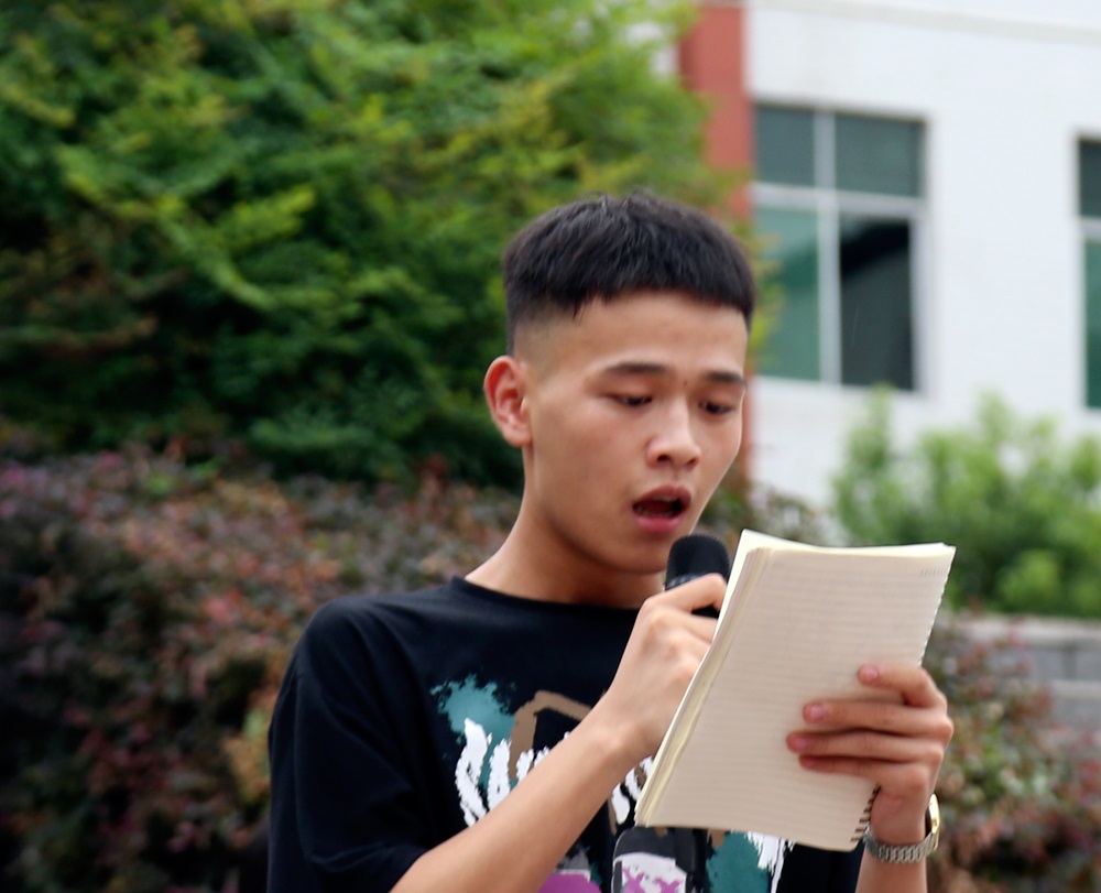 城郊中学校召开高2018级奋战高考300天誓师大会