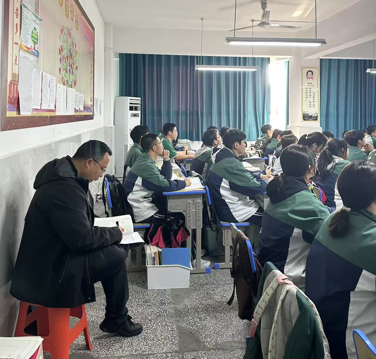 初三中考视导组听课.jpg