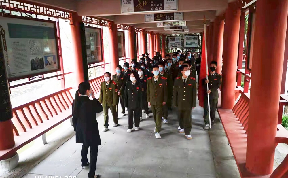 缅怀革命先烈 传承红色基因 迎接二十大 城郊中学开展清明祭扫活动 四川省苍溪县城郊中学校