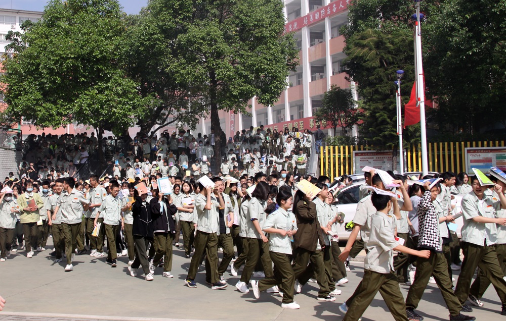 苍溪县城郊中学校服图片